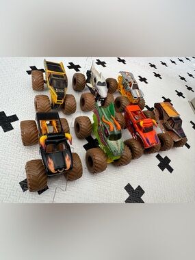 Monster Jam Mystery Mudder Truck Lot
